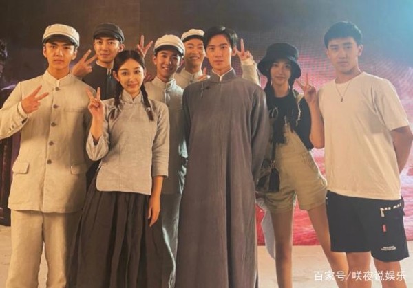 杨洋后台与工作人员合照曝光，路人反应太真实，堪称现实版肖奈