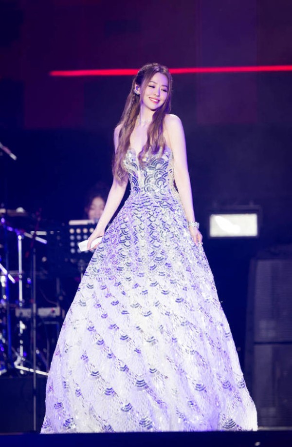 张靓颖笑容甜美。
