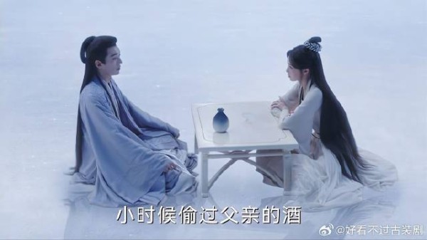 俩人为了打发时间喝上酒了,这不是玩的真心话吗