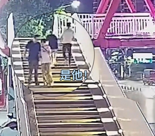 “双警”约会，两人变四人民警：顺手的事儿