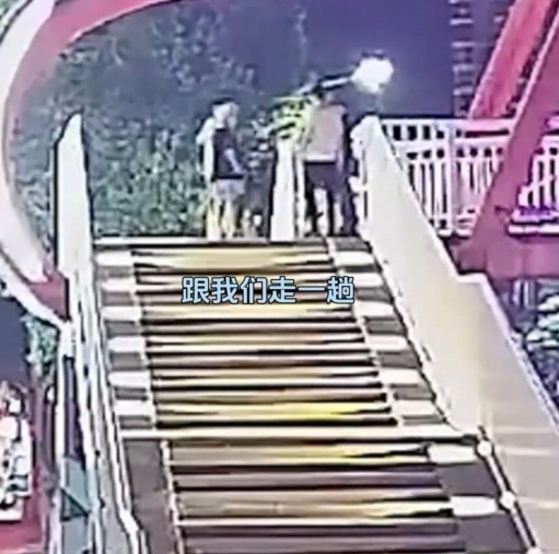 “双警”约会，两人变四人民警：顺手的事儿