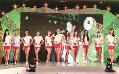 选手在进行休闲装展示。记者 陈文摄