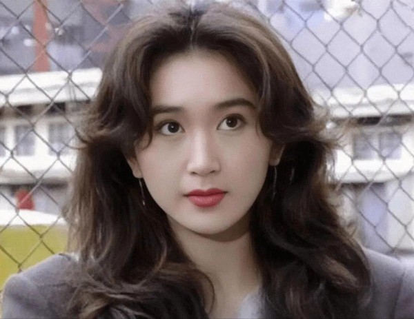 “冻龄女神”温碧霞，50多岁身材不输少女，分享逆生长的4个秘诀