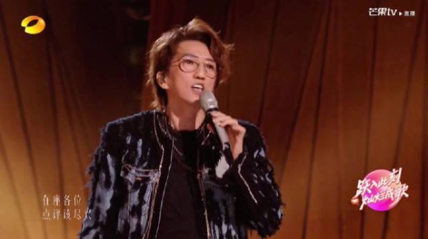 林志炫女歌手在舞台上演唱，背景为木质墙面，屏幕右上角显示“芒果TV”标志。