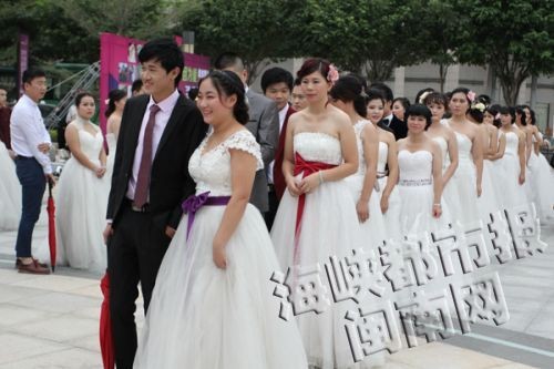 晋江30对新人集体婚礼 捐助白血病患者(图)