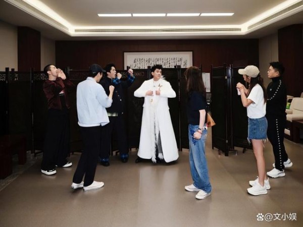 应采儿晒陈小春后台应援天团 明星好友齐聚引爆热搜