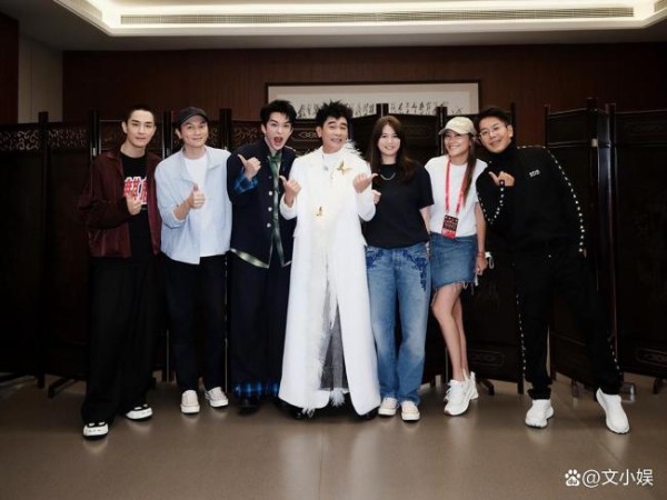 应采儿晒陈小春后台应援天团 明星好友齐聚引爆热搜