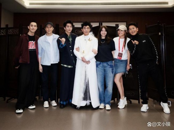 应采儿晒陈小春后台应援天团 明星好友齐聚引爆热搜
