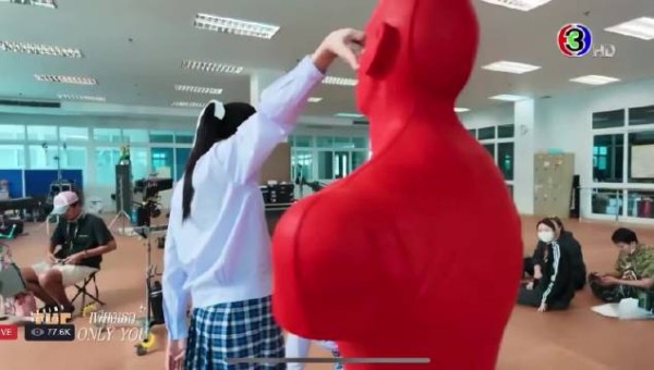 当事假人:是我报的警,当时我就觉得有人在戳我鼻孔,后来又来一个