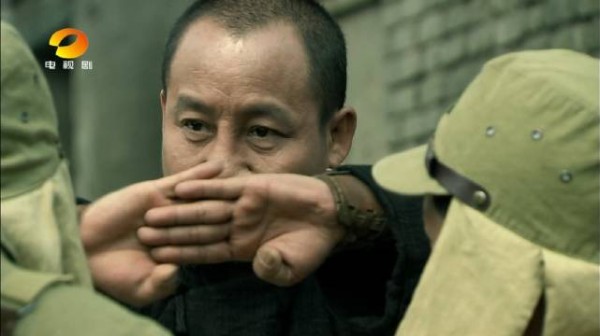来看看我的祖传戏法!《一个强盗都不留》湖南电视剧频道每天19:20正在热播!