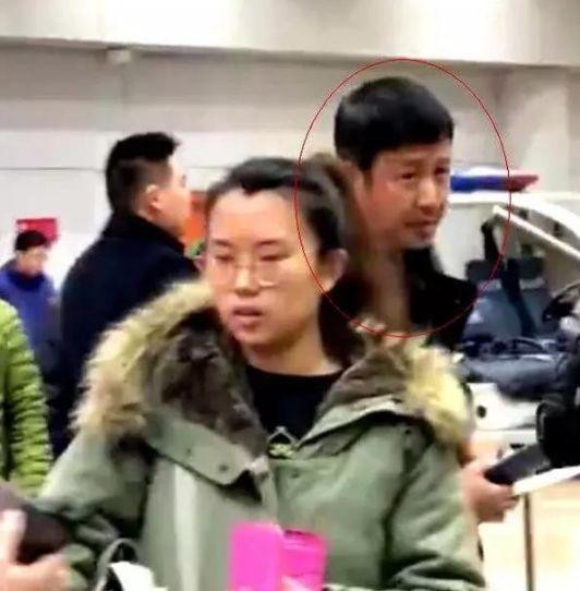 记者围堵小鲜肉，路过老戏骨张国强被无视和推搡，尴尬之后的真相