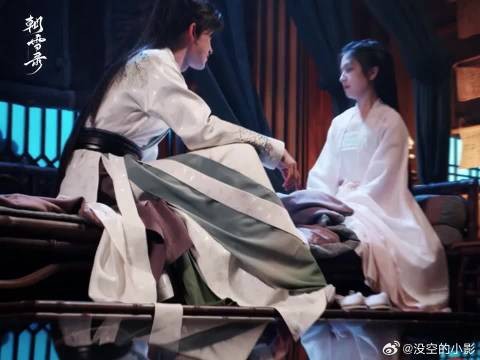 燕迟就这样轻轻松松被秦莞哄好