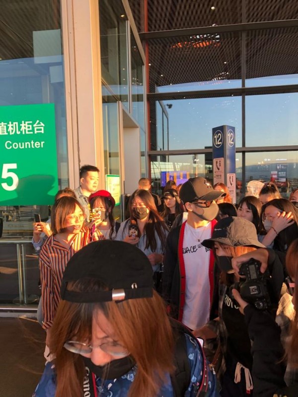 张继科朱一龙罗云熙出行被拍 三位男神面对路人镜头状态很不同