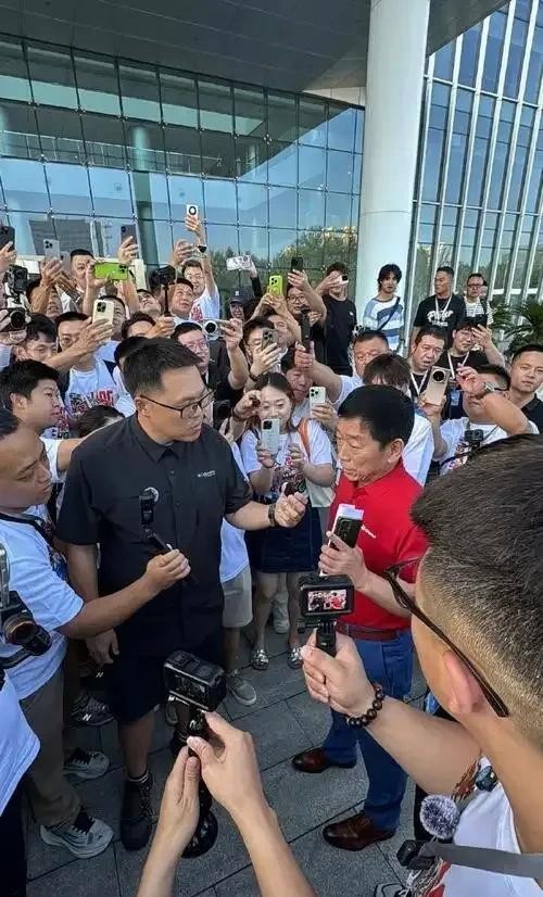 魏建军成车圈顶流，哈弗大狗发布会意外变成追星现场-有驾