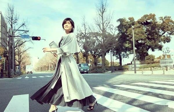 明星时尚与服装试穿指南：内田有纪、长谷川理惠与井之原快彦