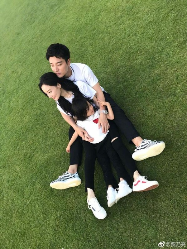 贾乃亮发了一条微博，还说了这3个字，网友：终于等到你