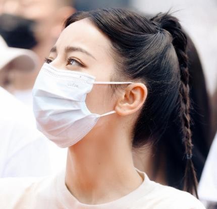 明星扎堆去美容院？迪丽热巴龚俊深夜做保养，被质疑因戏生情