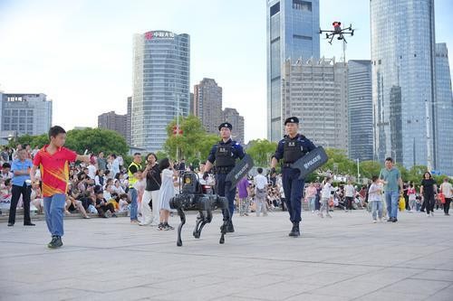 ▲红谷滩公安分局民警携人工智能“帮手”执行警务任务。摄影丨通讯员 应坚