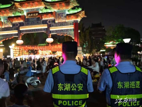 ▲东湖公安分局民警在滕王阁景区执勤。摄影｜通讯员刘俍婧