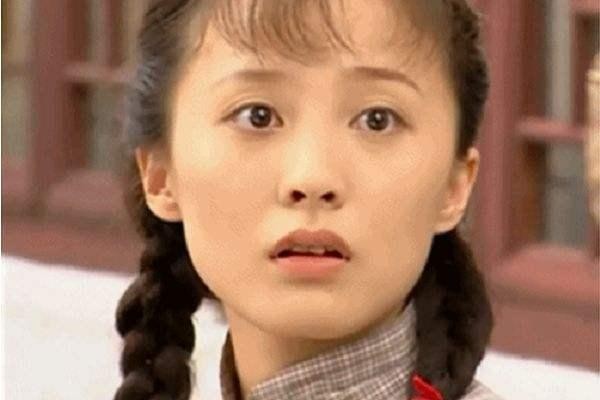 她是零绯闻的女明星，与知名导演闪婚，如今家庭美满