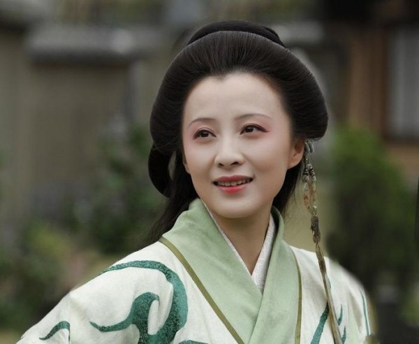 她是零绯闻的女明星，与知名导演闪婚，如今家庭美满