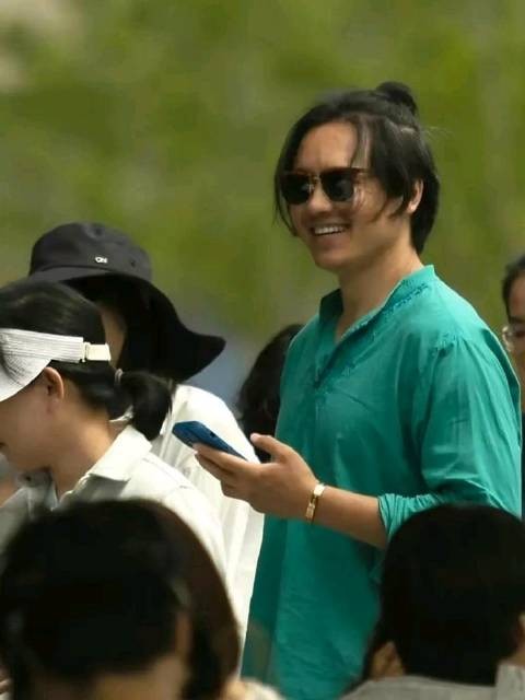 高云翔离婚后近照曝光，身材发福留长发显油腻