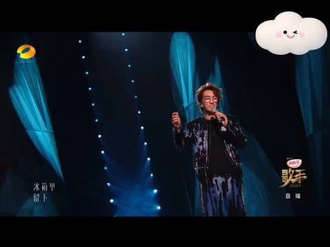 舞台表演现场：歌手演唱中伴有字幕显示