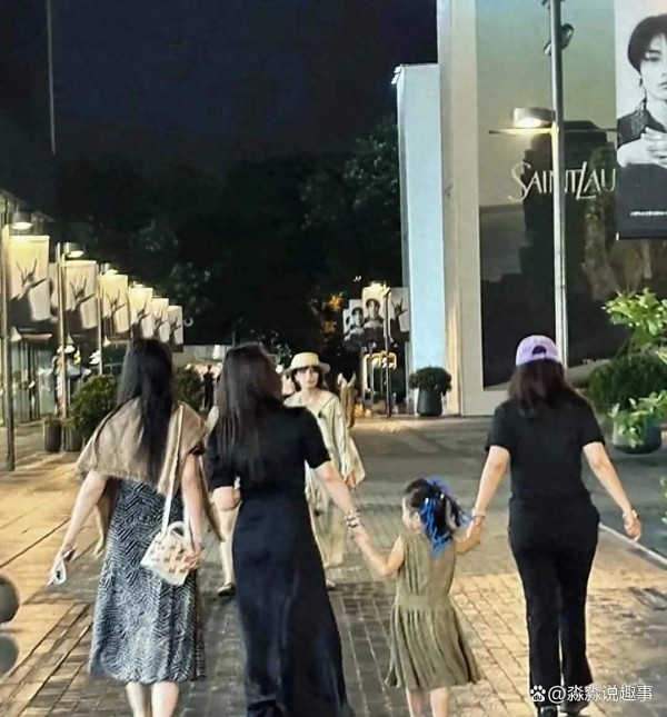 刘亦菲三里屯低调现身，和朱珠到底聊了什么？