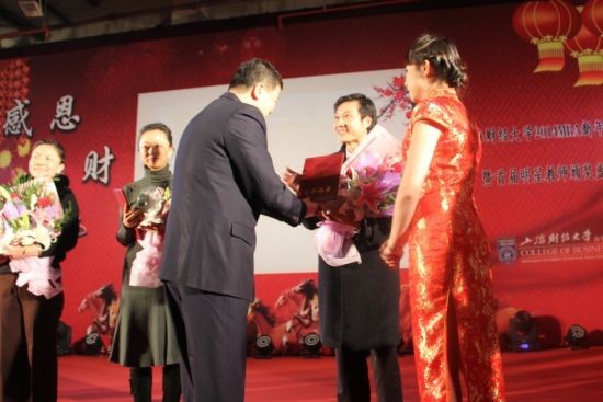 孙铮副校长为明星教师颁发奖杯及证书