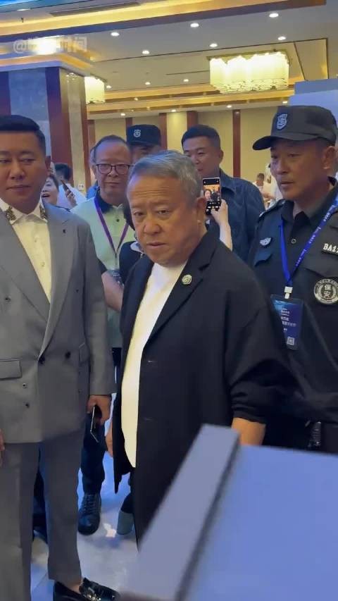 曾志伟节目中向汪明荃低头致歉，背后是两年恩怨