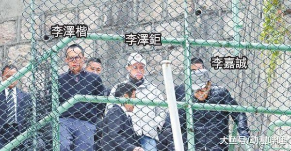 李嘉诚进行祭拜, 李泽楷跟随父亲一同到场, 被问梁洛施闭口不提