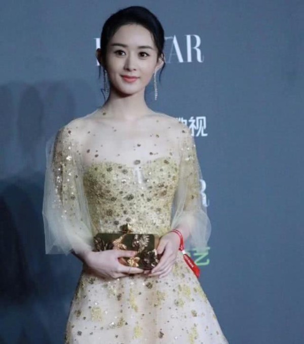 赵丽颖baby搞特殊？大合影时换新礼服，肖战成“表情包”