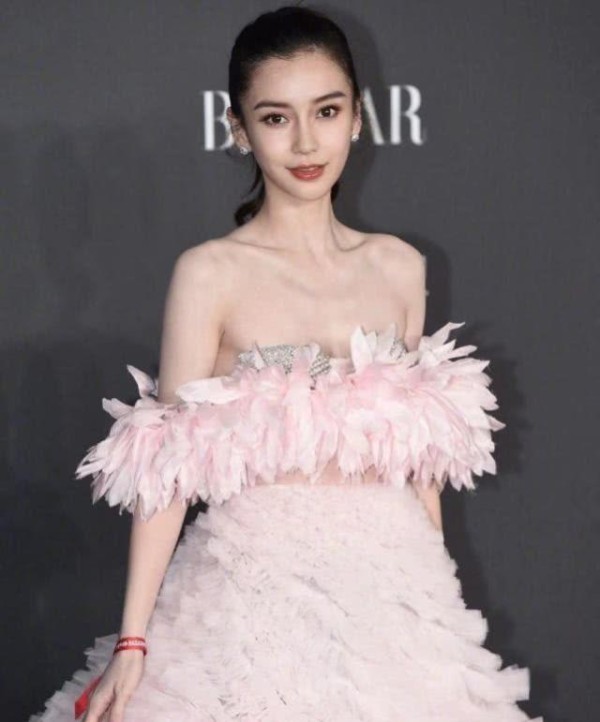 赵丽颖baby搞特殊？大合影时换新礼服，肖战成“表情包”