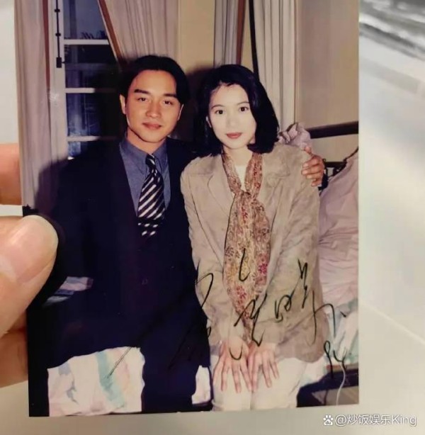 袁咏仪晒与张国荣合照！缅怀哥哥去世21周年，两人曾合作多部作品