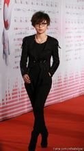 最热门内地女歌手-周笔畅黑色小礼服走红毯