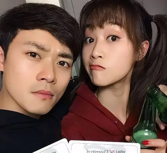 曹骏蓝盈莹两人自拍合影，女孩手持绿瓶，表情调皮。