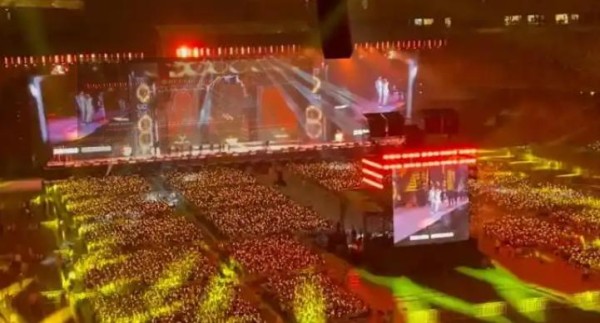凤凰传奇北京演唱会炸场！10万人合唱太猛，网友：主唱失业了！
