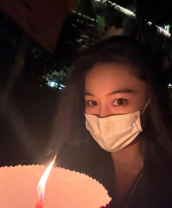 张馨予游西双版纳，每天狂走一万步，小蛮腰都显出来了