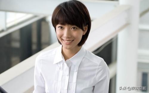 她是娱乐圈少数自带文艺气质的女星，别人都晒美照，唯独她晒书法