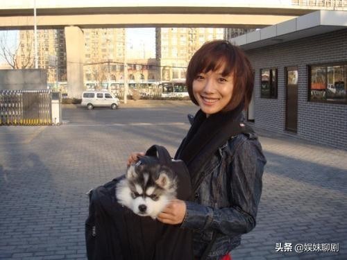 她是娱乐圈少数自带文艺气质的女星，别人都晒美照，唯独她晒书法