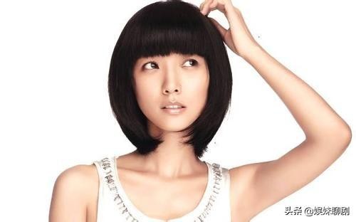她是娱乐圈少数自带文艺气质的女星，别人都晒美照，唯独她晒书法