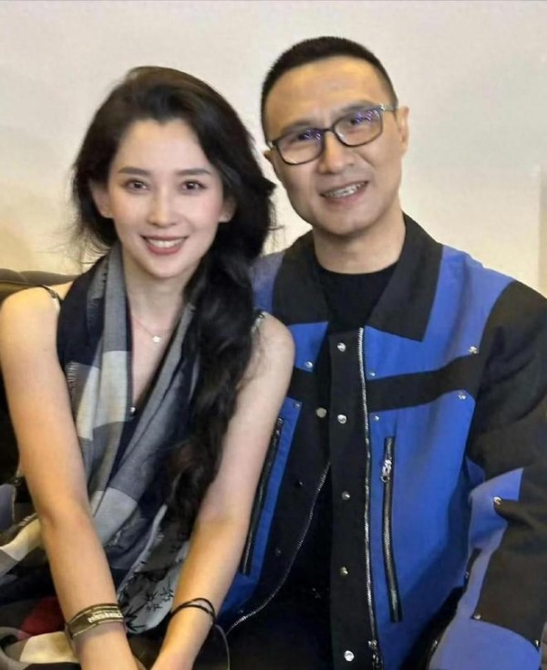 汪峰带女友女儿日本度假，森林北真实身材曝光：腿粗肚大屁股扁？