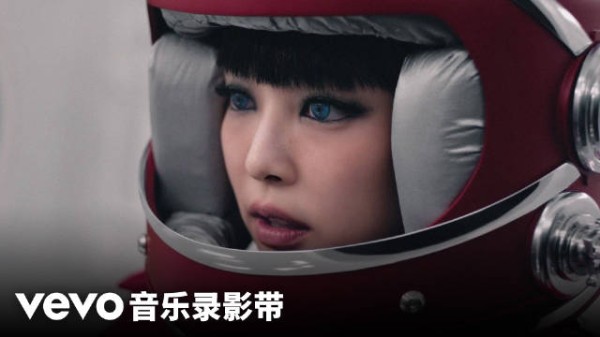 JENNIE震撼发布首张专辑《RUBY》，嘉宾阵容豪华，音乐元素多样