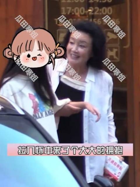 张兰带汪小菲一双儿女聚餐，主动拥抱孙女满眼关爱，小玥儿长发披肩个子高挑！