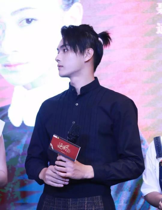 男明星扎小辫造型：易烊千玺性感，王鹤棣清爽，最后一位像美少年