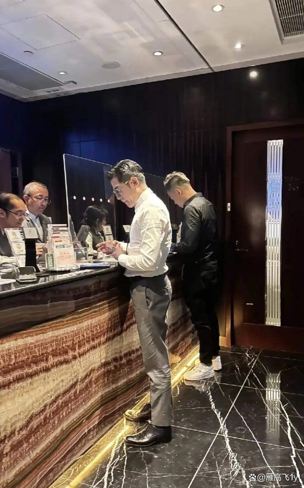 郭富城街头“路人化”：明星私生活与公众形象的冲突与反思