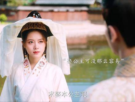 有些人宛如明月，清辉洒满心间，却难抵掌心温度