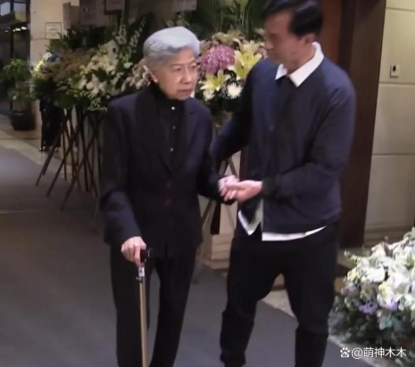 TVB演员周聪去世 罗兰拄拐送别 港圈老友告别
