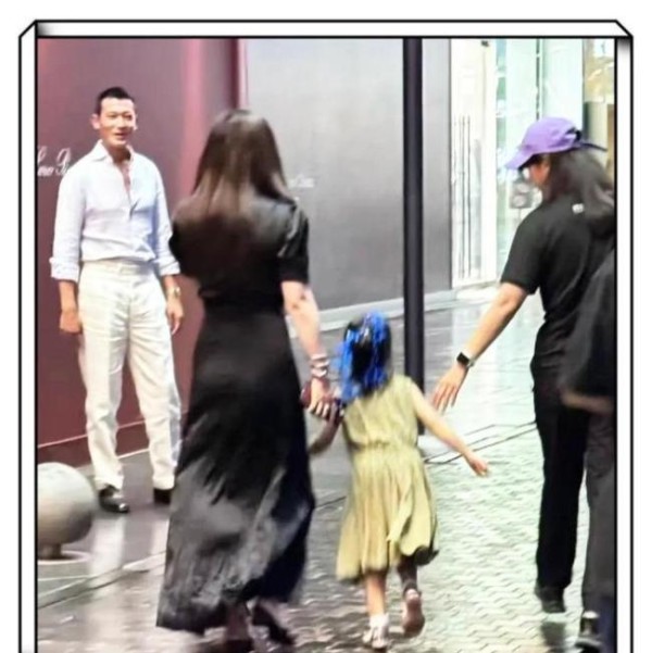 王昀佳家庭温馨场景：母亲带女儿在街头玩耍，旁边有人微笑注视