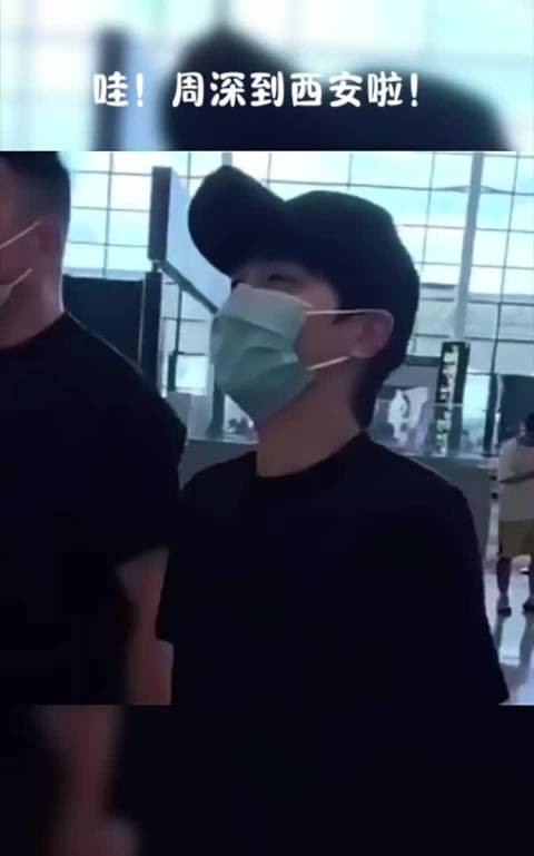 周深西安到达,一路有说有笑状态不要太好,预祝周深西安<a target=